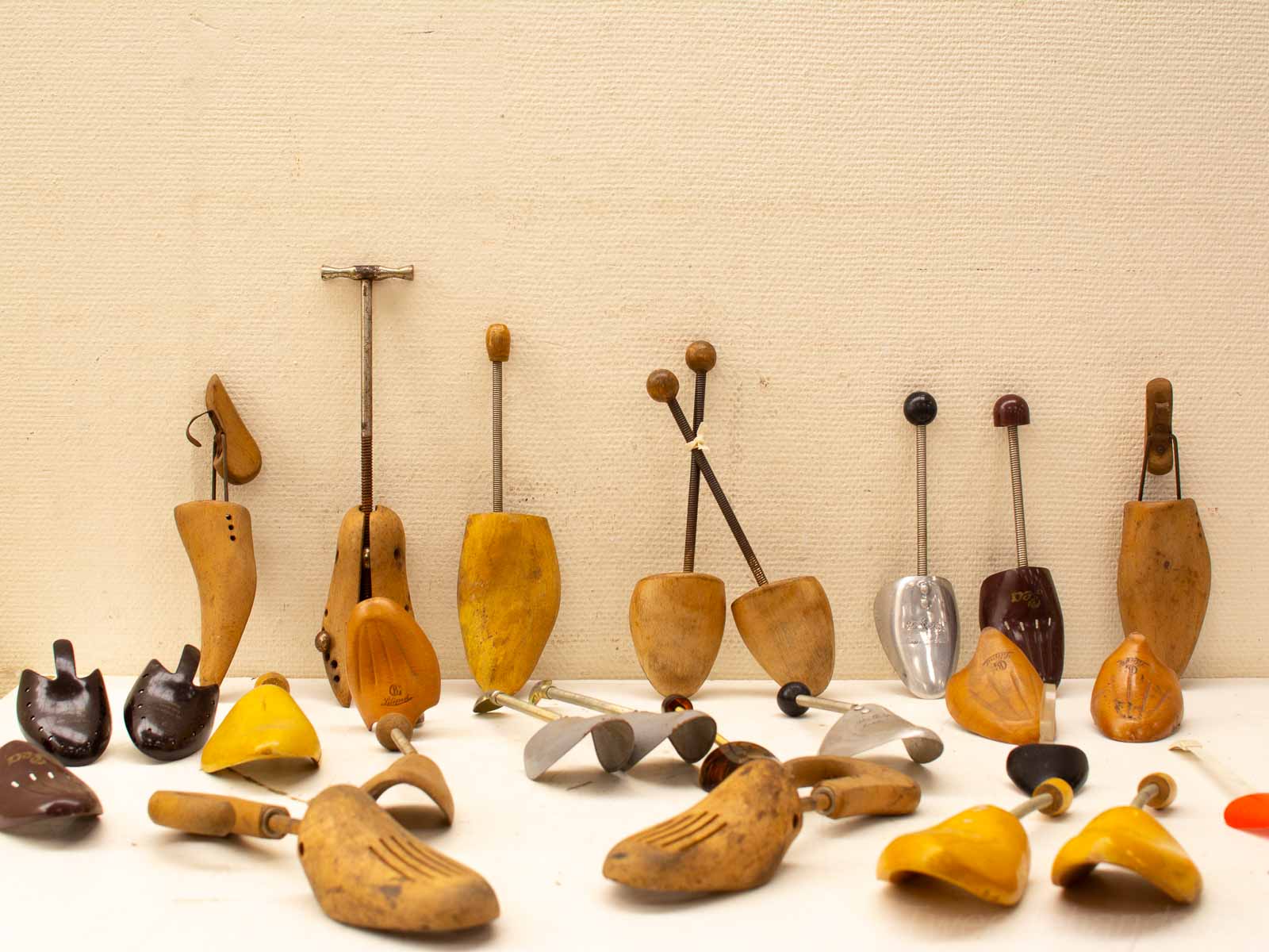 Vintage shoehorns and wooden accessories showcasing craftsmanship and style against a light background.